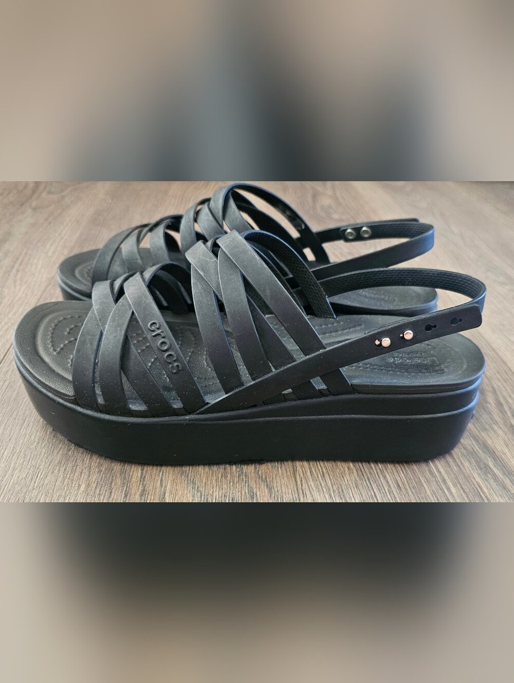 CROCS BROOKLYN STRAPPY LOW WEDGE PLATFORM